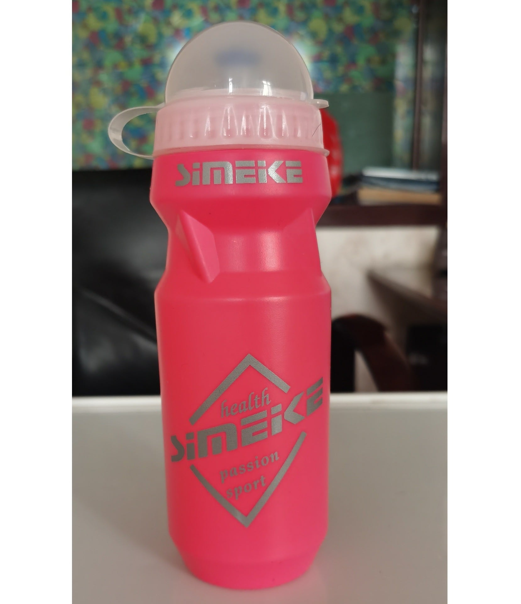 Red bicycle water bottle with 'simeike' branding, 610 ml, flip top.
